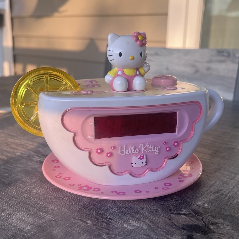 Hello Kitty Radio Alarm Clock Pink Sanrio Toys AM FM Tea Cup 2003 Electric